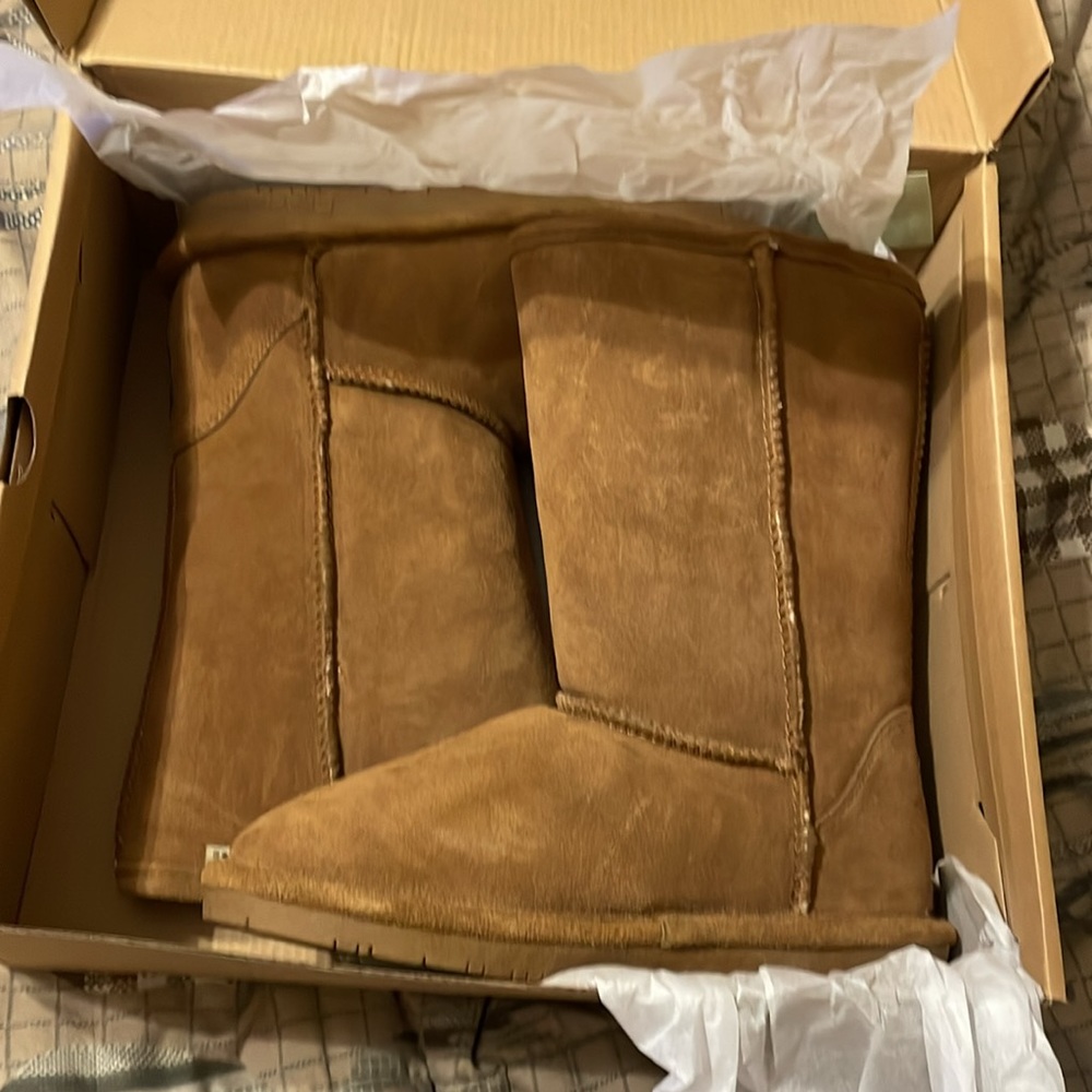 Like new woman bear paw boots - Picture 2 of 3
